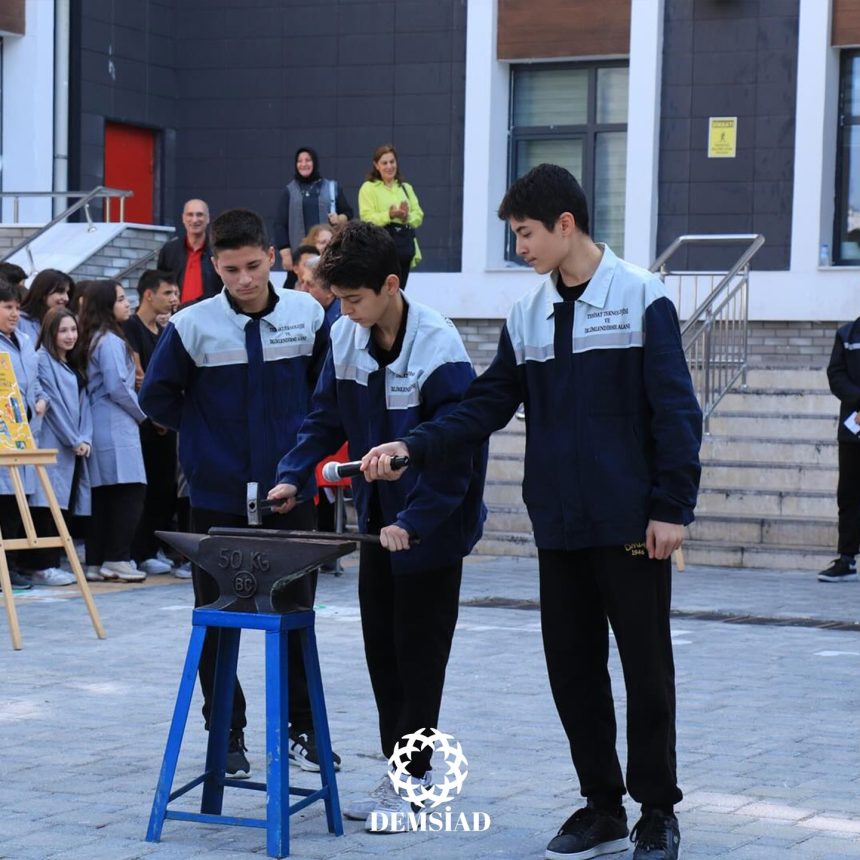 DEMSİAD Önlük Giyme Töreninde Gençlerle Buluştu (6)