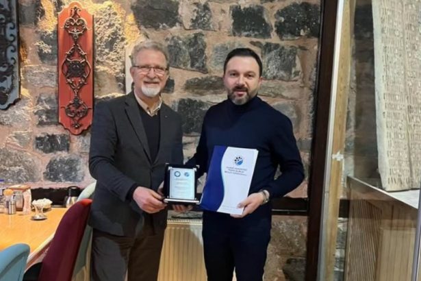 Uludağ MYO'dan Derneğimize Teşekkür Plaketi (3)